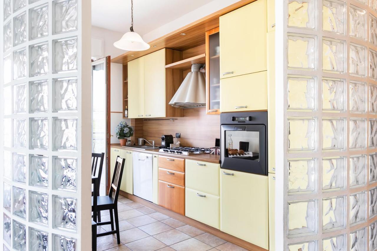 Santa Chiara Apartment By MyhomeinКомо Екстериор снимка