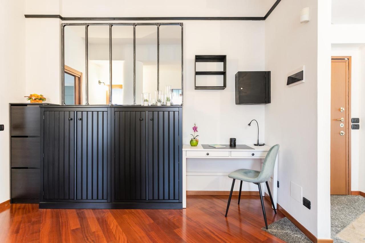 Santa Chiara Apartment By MyhomeinКомо Екстериор снимка