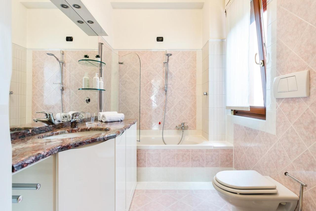 Santa Chiara Apartment By MyhomeinКомо Екстериор снимка