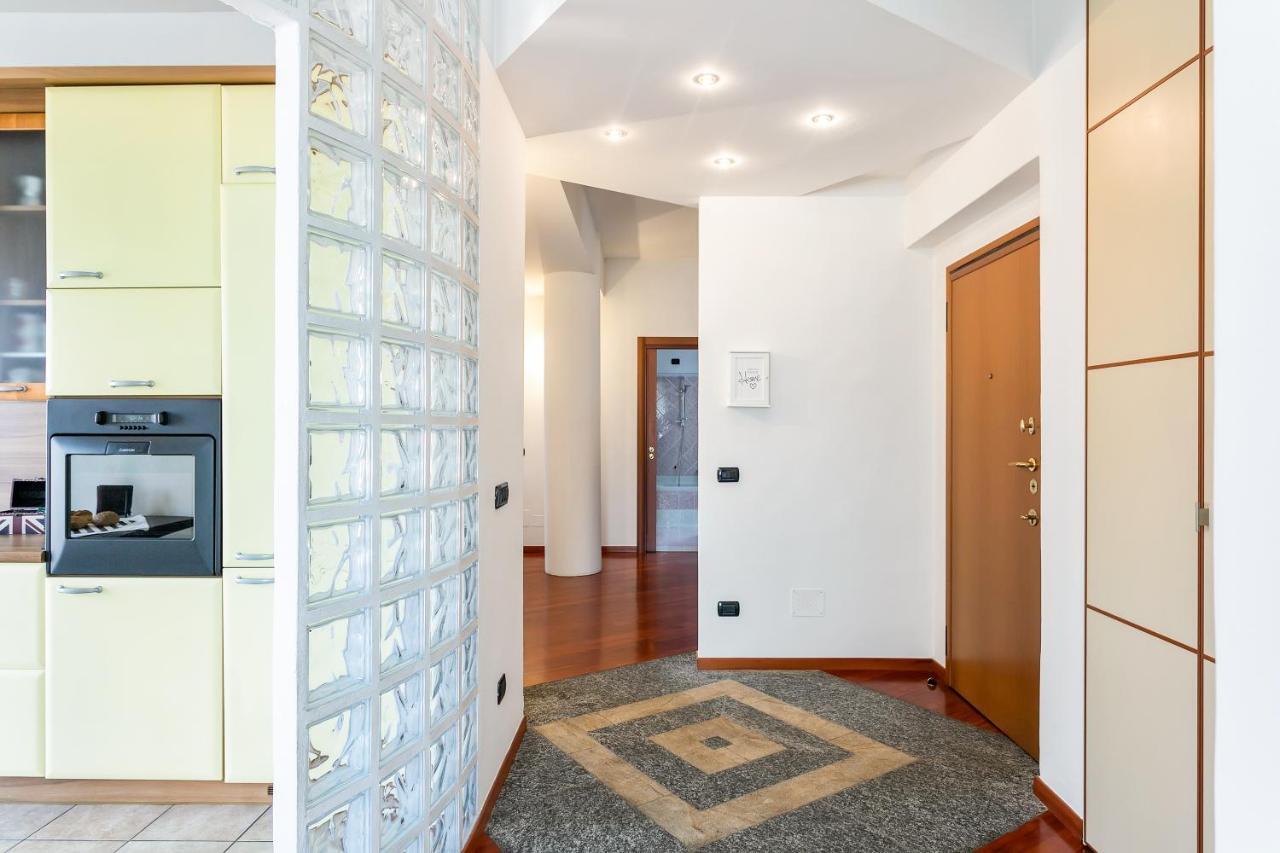 Santa Chiara Apartment By MyhomeinКомо Екстериор снимка